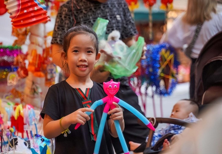 Hang Ma street gearing up for Mid-Autumn festival - ảnh 11